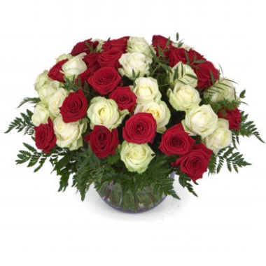 Корзина "Самой нежной" из красных и белых роз с доставкой в по Бокситогорску